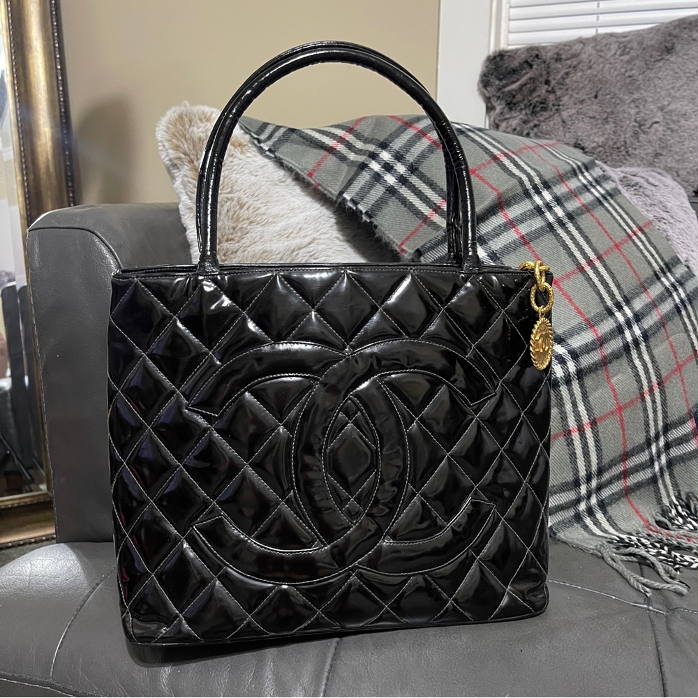 COPY - 💯AUTH CHANEL MEDALLION TOTE BAG QUILTED BLACK PATENT LEATHER +HOLO GOLD …